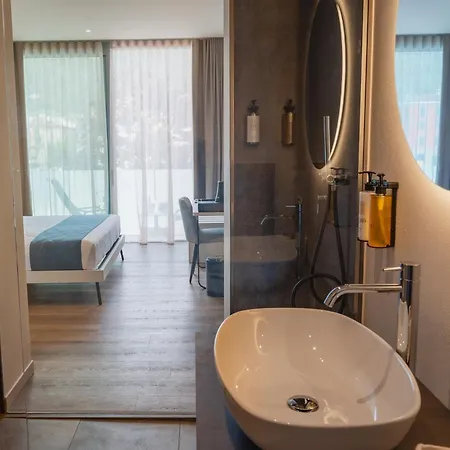 Lkl Lakeside Bed and Breakfast 4*